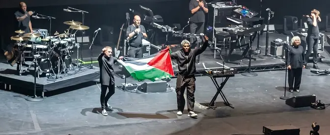 Za rozwinięcie flagi Palestyny w czasie koncertu w Singapurze 29 lipca br. grupa Massive Attack trafiła do aresztu i otrzymała bezterminowy zakaz wjazdu do kraju | Fot. Screen/Fb
