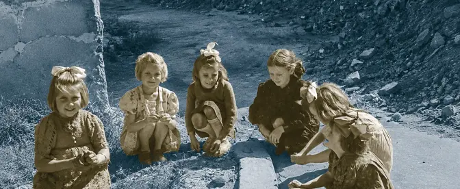 Warszawa, 1947 rok. Dziewczynki podczas zabawy na krawężniku zniszczonej uliczki Nowego Miasta. | Fot. Narodowe Archiwum Cyfrowe