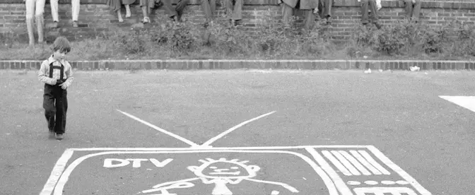 Napis przeciwko cenzurze w mediach na parkingu przed halą Olivii w Gdańsku podczas I Krajowego Zjazdu Delegatów NSZZ Solidarność, wrzesień 1981 r. | fot. Tadeusz Zagoździński/East News