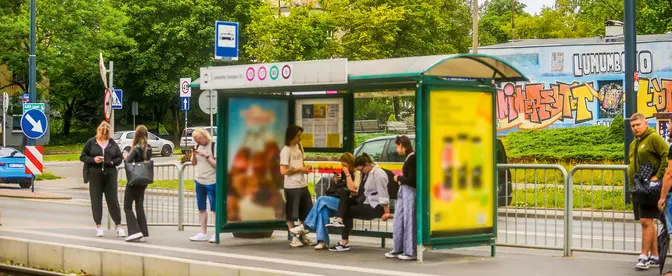 Przystanek tramwajowy przy powstałym w latach 50. osiedlu akademickim Lumumbowo w Łodzi, 1 sierpnia 2025 roku | Fot. Piotr Kamionka/REPORTER/East News