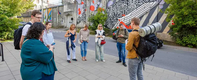 Ćwiczenia przygotowujące do sytuacji ekstremalnych w Wilnie, 21 sierpnia 2025 r. Czerwony Krzyż regularnie organizuje zajęcia, podczas których Litwini dowiadują się m.in., jakie zapasy gromadzić i gdzie szukać schronienia | fot. PETRAS MALUKAS/AFP/East News