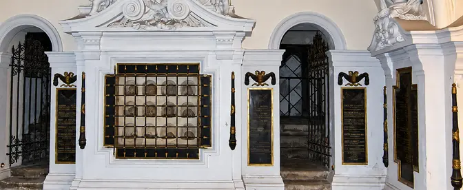 Krypta Męczenników w paryskim kościele karmelitów, upamiętniająca duchownych zamordowanych podczas tzw. masakr wrześniowych w 1792 roku. W czasie rewolucji francuskiej w wyniku antykatolickich prześladowań zginęło kilkanaście tysięcy osób | Fot. Wikimedia Commons