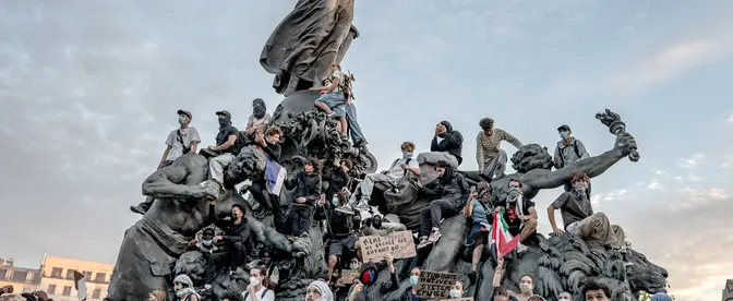 Manifestanci na Placu Republiki w Paryżu, 4 października 2026 r. Ogólnokrajowa fala strajków uczniów i brutalnych zamieszek doprowadziła do zakłócenia pracy ponad 700 szkół średnich i tysięcy aresztowań w całej Francji | fot. Veronique de Viguerie/Getty Images