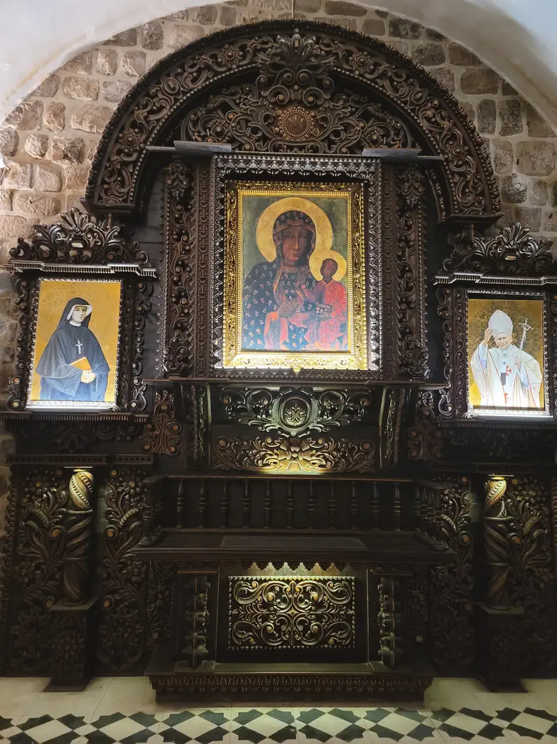 Jedna z kaplic kościoła Santo Domingo w Cusco z polskimi akcentami. Peruwiańczycy darzą św. Jana Pawła&nbsp;II dużym szacunkiem, wielu z nich pamięta jego dwie pielgrzymki do Peru