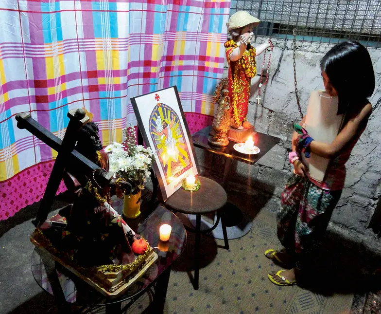 „Zmartwychwstanie” – ostatnia stacja drogi krzyżowej odprawianej wzdłuż ulicy H. Francisco w Barangay Paraiso, Quezon City na Filipinach, fot. Richard James Mendoza/ Pacific Press/LightRocket/Getty Images