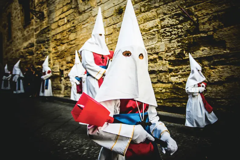 Wielki Piątek w&nbsp;Ennie to jedno z&nbsp;najbardziej wyjątkowych i&nbsp;osobliwych wydarzeń na Sycylii, objęte patronatem Unii Europejskiej i&nbsp;UNESCO ze względu na swoją niezwykłą wartość historyczną i&nbsp;kulturową. fot. Getty Images