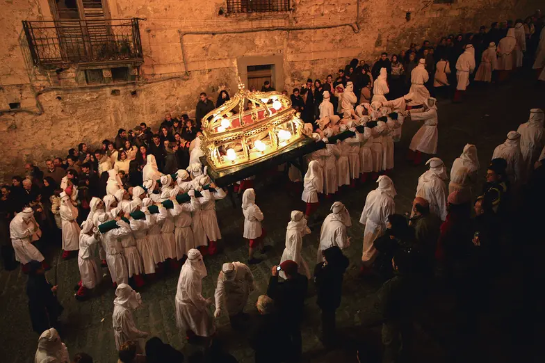 procesja wielkopiątkowa w&nbsp;Leonforte na ulicach Palermo fot. Getty Images
