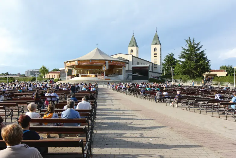 W samym Medjugorie centrum pielgrzymkowym jest parafialny kościół św. Jakuba. Nieopodal położona jest góra Križevac z drogą krzyżową, ale Bośnia to także okazja do poznania skomplikowanej historii Europy, jak w Mostarze | fot. Adobe Stock W samym Medjugorie centrum pielgrzymkowym jest parafialny kościół św. Jakuba. Nieopodal położona jest góra Križevac z drogą krzyżową, ale Bośnia to także okazja do poznania skomplikowanej historii Europy, jak w Mostarze | fot. Adobe Stock
