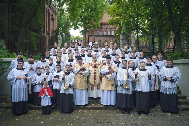 Uczestnicy warsztatów po uroczystej mszy św. w&nbsp;rycie dominikańskim, celebrowanej przez o.&nbsp;Marka Grzelczaka OP. Księgi oraz trybularz trzymane są przez usługujących w&nbsp;sposób charakterystyczny wyłącznie dla rytu Zakonu Kaznodziejskiego | Fot. Piotr Łysakowski 