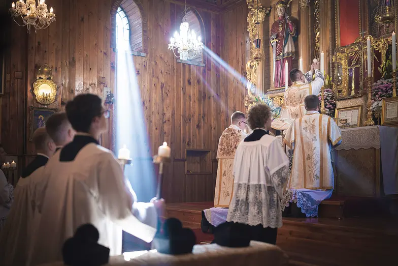 Kościół Matki Bożej Częstochowskiej znajdujący się na terenie sanktuarium maryjnego w&nbsp;Licheniu Starym, raz w&nbsp;roku na tydzień zmienia się nie do poznania. Na zdjęciu moment podniesienia | Piotr Łysakowski