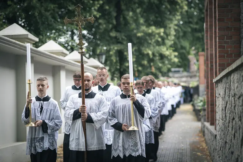 W procesji przed uroczystą niedzielną mszą świętą biorą udział wszyscy uczestnicy warsztatów | Fot. Piotr Łysakowski