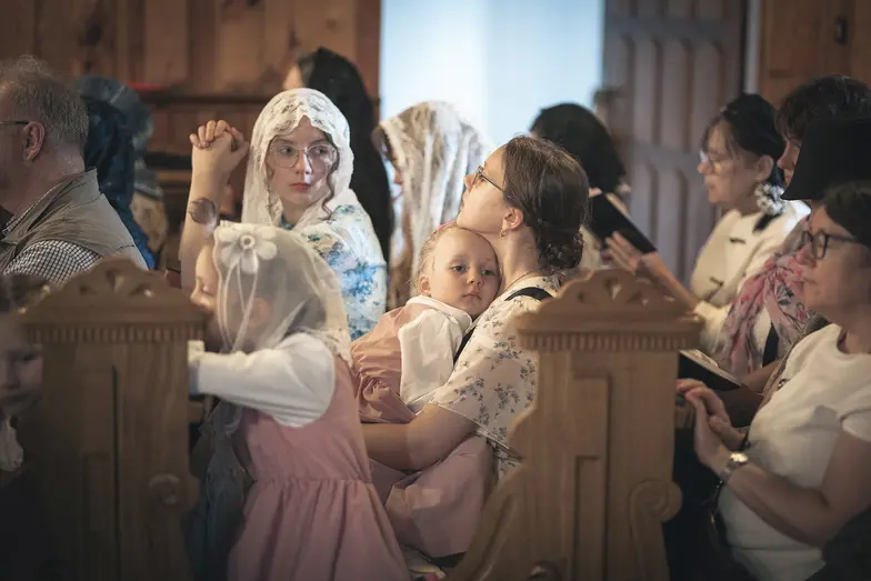 Mantylki, czyli koronkowe chustki zakładane na głowę przez kobiety, są charakterystycznym, choć nieobowiązkowym znakiem rozpoznawczym wiernych przywiązanych do starszej formy liturgii | Fot. Piotr Łysakowski