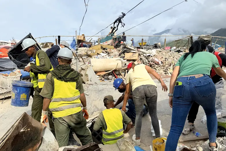 Ratownicy na gruzach | fot. María Eugenia Paredes, Wolontariat Pallotyński przy parafii w Guarenas