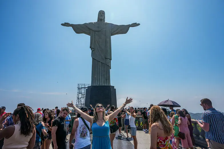 Turyści pod posągiem Chrystusa Odkupiciela na wzgórzu Corcovado w Rio de Janeiro, 20 listopada 2024 r. | Fot. Emin Sansar/EAST NEWS Turyści pod posągiem Chrystusa Odkupiciela na wzgórzu Corcovado w Rio de Janeiro, 20 listopada 2024 r. | Fot. Emin Sansar/EAST NEWS