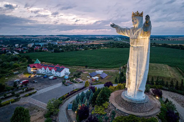 36-metrowy monument przedstawiający Chrystusa Króla w Świebodzinie jest o sześć metrów wyższy od posągu w Rio de Janeiro. Pomnik wzniesiono w listopadzie 2010 r. po pięcioletniej budowie, której pomysłodawcą i kierownikiem był ks. Sylwester Zawadzki | Fot. Wojtek Radwanski/AFP 36-metrowy monument przedstawiający Chrystusa Króla w Świebodzinie jest o sześć metrów wyższy od posągu w Rio de Janeiro. Pomnik wzniesiono w listopadzie 2010 r. po pięcioletniej budowie, której pomysłodawcą i kierownikiem był ks. Sylwester Zawadzki | Fot. Wojtek Radwanski/AFP