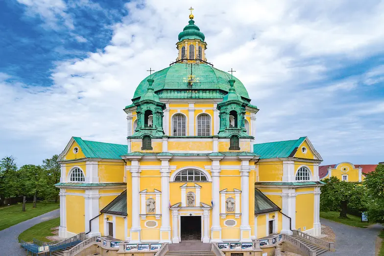 Bazylika pw. Niepokalanego Poczęcia Najświętszej Maryi Panny i św. Filipa Neri, wzniesiona w latach 1677–1698, jest perłą polskiego baroku. Zachwyca zarówno pięknym wystrojem i wyposażeniem wnętrza, jak i unikalnym otoczeniem całego zespołu klasztornego | Fot. Materiały Prasowe/Filipini Gostyń Bazylika pw. Niepokalanego Poczęcia Najświętszej Maryi Panny i św. Filipa Neri, wzniesiona w latach 1677–1698, jest perłą polskiego baroku. Zachwyca zarówno pięknym wystrojem i wyposażeniem wnętrza, jak i unikalnym otoczeniem całego zespołu klasztornego | Fot. Materiały Prasowe/Filipini Gostyń