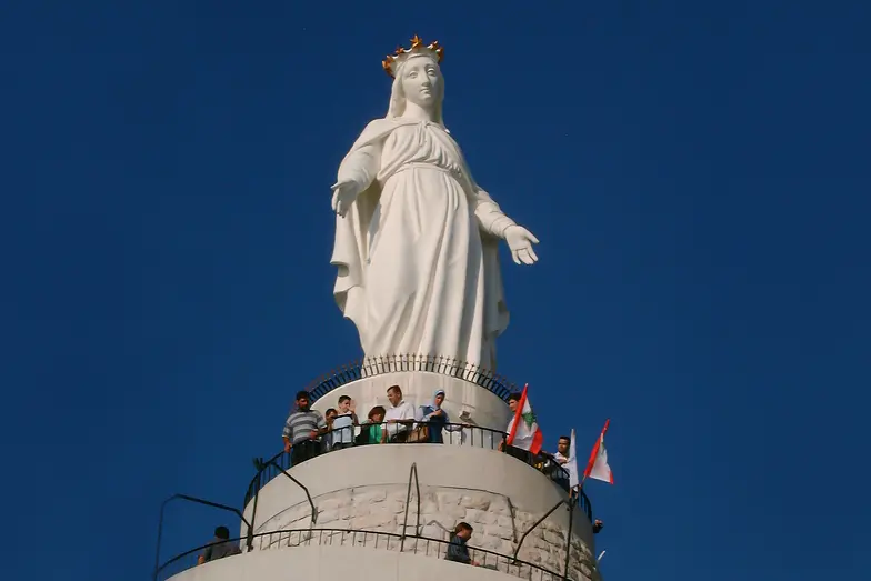 Tharissa, Sanktuarium Matki Bożej Pani Libanu. 8,5-metrowa figura Maryi na 20-metrowym cokole, wzniesiona z inicjatywy maronickiego patriarchatu dla uczczenia 50. rocznicy ogłoszenia dogmatu o Niepokalanym Poczęciu, przyciąga miliony wiernych chrześcijan i muzułmanów z całego świata | Fot. WIKIPEDIA Tharissa, Sanktuarium Matki Bożej Pani Libanu. 8,5-metrowa figura Maryi na 20-metrowym cokole, wzniesiona z inicjatywy maronickiego patriarchatu dla uczczenia 50. rocznicy ogłoszenia dogmatu o Niepokalanym Poczęciu, przyciąga miliony wiernych chrześcijan i muzułmanów z całego świata | Fot. WIKIPEDIA