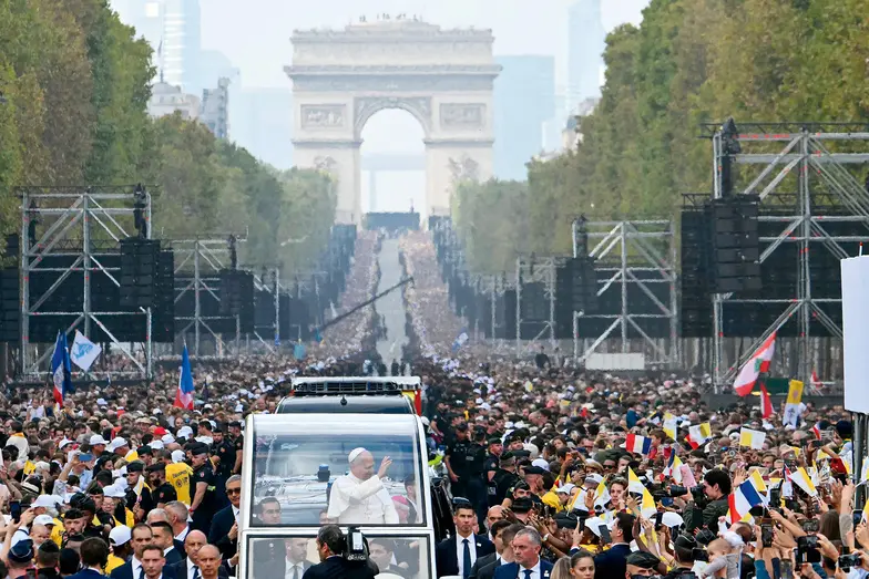 Ojciec Święty pozdrawia wiernych z papamobile podczas przejazdu Polami Elizejskimi na Plac Zgody, gdzie przewodniczył uroczystej mszy św. W tle widoczny Łuk Triumfalny, Paryż, 26 września 2026 r. | Fot. ALBERTO PIZZOLI/AFP/East News Ojciec Święty pozdrawia wiernych z papamobile podczas przejazdu Polami Elizejskimi na Plac Zgody, gdzie przewodniczył uroczystej mszy św. W tle widoczny Łuk Triumfalny, Paryż, 26 września 2026 r. | Fot. ALBERTO PIZZOLI/AFP/East News